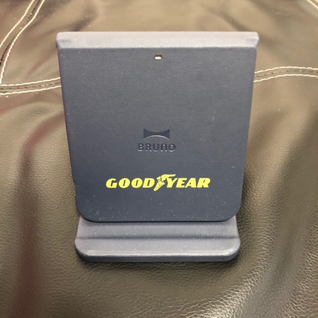 Goodyear(グッドイヤー)の【送料無料】新品 BRUNO ワイヤレスチャージャー 折りたたみスタンド スマホ/家電/カメラのスマートフォン/携帯電話(バッテリー/充電器)の商品写真