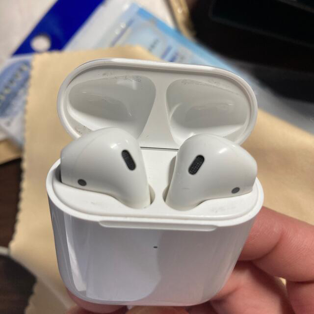 Apple(アップル)の正規品 Airpods 第2世代ワイヤレス充電対応　エアポッズ MRXJ2J/A スマホ/家電/カメラのオーディオ機器(ヘッドフォン/イヤフォン)の商品写真