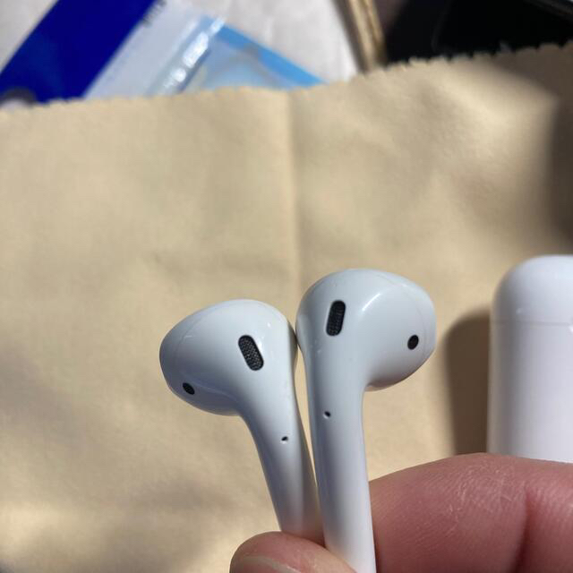 Apple(アップル)の正規品 Airpods 第2世代ワイヤレス充電対応　エアポッズ MRXJ2J/A スマホ/家電/カメラのオーディオ機器(ヘッドフォン/イヤフォン)の商品写真