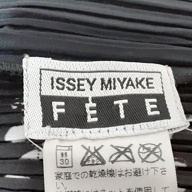 ISSEY MIYAKE(イッセイミヤケ)のイッセイミヤケ ジャケット サイズ3 L - レディースのジャケット/アウター(その他)の商品写真