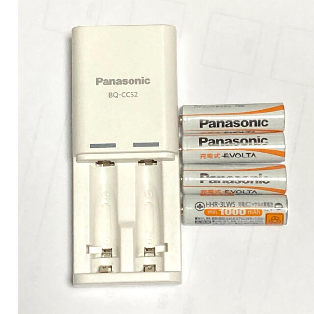 Panasonic(パナソニック)のパナソニック　エボルタ　エネループ 充電器 BQ-CC52 エボルタ単3 4本付 スマホ/家電/カメラのスマートフォン/携帯電話(バッテリー/充電器)の商品写真