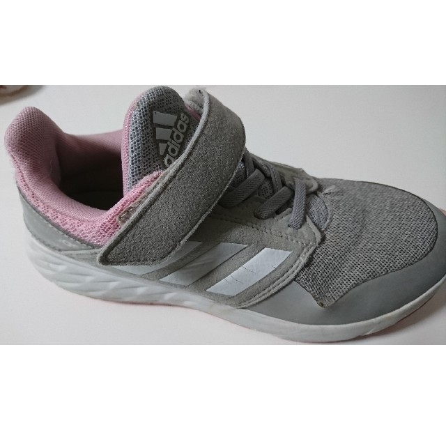 adidas(アディダス)のアディダス adidas スニーカー キッズ/ベビー/マタニティのキッズ靴/シューズ(15cm~)(スニーカー)の商品写真