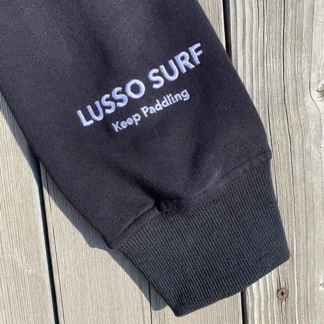 Essential(エッセンシャル)の春の新作☆LUSSO SURF ビッグロゴパーカー　Mサイズ　RVCA メンズのトップス(パーカー)の商品写真