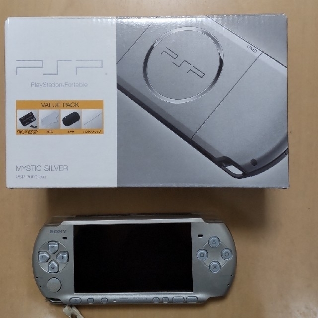 PlayStation Portable(プレイステーションポータブル)のPSP-3000ミスティックシルバー(外箱付き　説明書付き) エンタメ/ホビーのゲームソフト/ゲーム機本体(携帯用ゲーム機本体)の商品写真