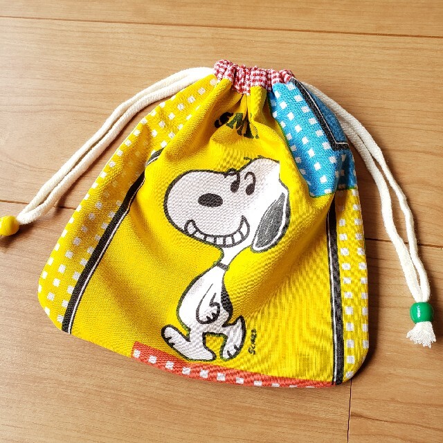 SNOOPY(スヌーピー)のハンドメイド スヌーピー 巾着袋巾着ポーチコップ袋給食袋ヴィンテージシーツ ハンドメイドのファッション小物(ポーチ)の商品写真