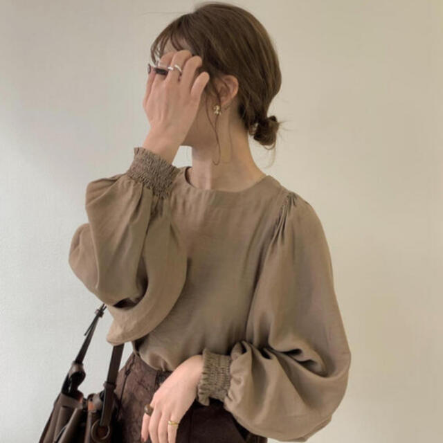 最終値下げ　新品　Amiur airy soft blouse  淡色　 レディースのトップス(シャツ/ブラウス(長袖/七分))の商品写真