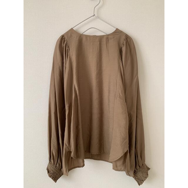 最終値下げ　新品　Amiur airy soft blouse  淡色　 レディースのトップス(シャツ/ブラウス(長袖/七分))の商品写真