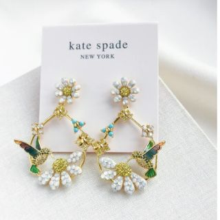 ケイトスペードニューヨーク(kate spade new york)の【新品】kate spade ケイトスペード　まばゆいばかりのデイジーハチドリス(ピアス)