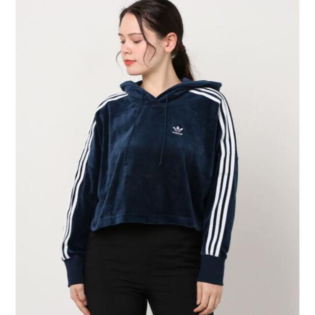 adidas(アディダス)のadidas  ベロアクロップドパーカー レディースのトップス(パーカー)の商品写真