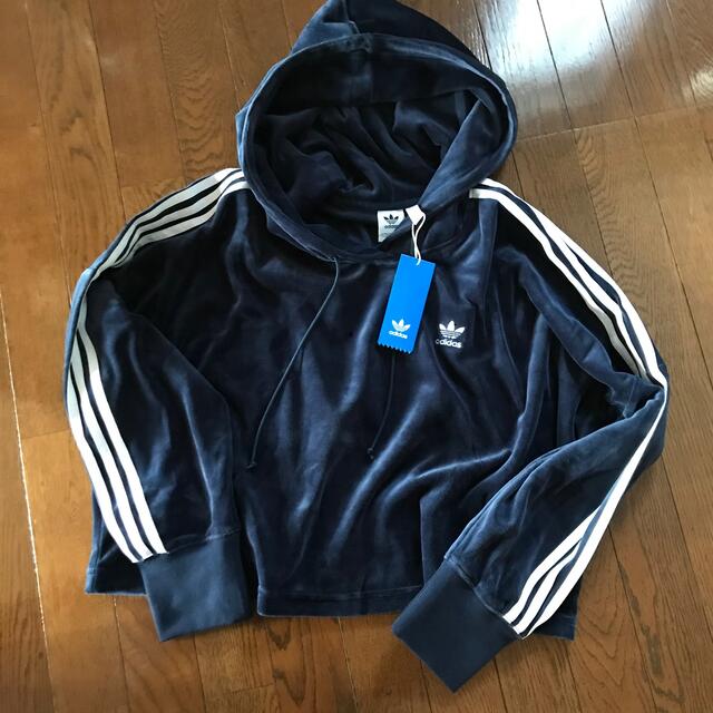 adidas ベロアクロップドパーカー