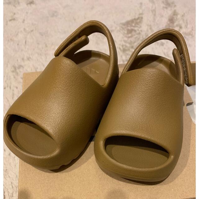 adidas(アディダス)のadidas YEEZY SLIDE INFANT キッズ/ベビー/マタニティのベビー靴/シューズ(~14cm)(スニーカー)の商品写真