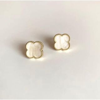 ヴァンクリーフアンドアーペル(Van Cleef & Arpels)のクローバーピアス★ホワイト(ピアス)