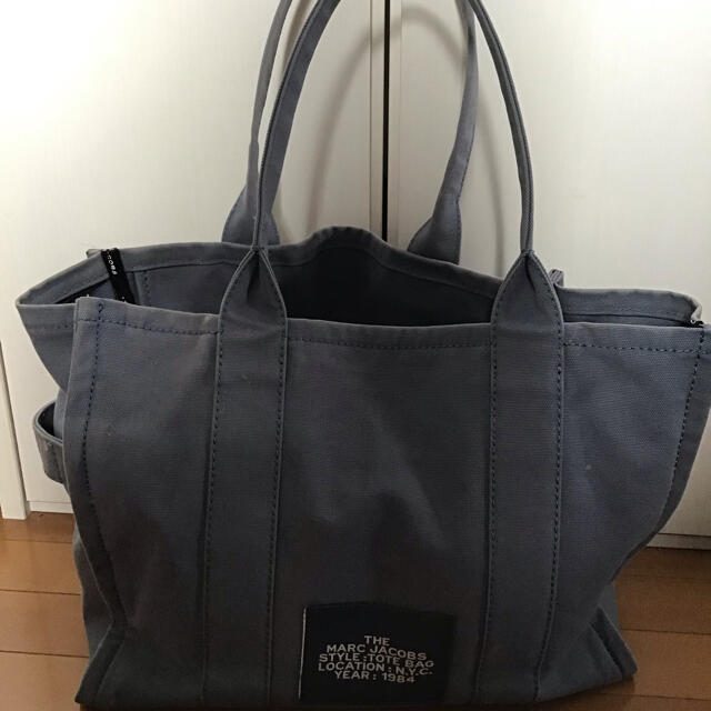 マークジェイコブス ザトート くすみブルー トートバッグ ...