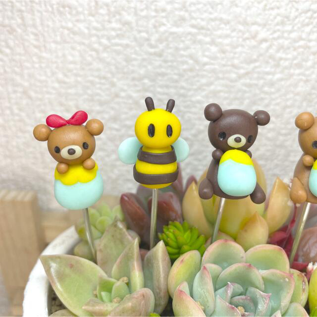 ハンドメイド　ガーデンピック　ハチミツからひょっこりクマちゃんピック　多肉植物 ハンドメイドのフラワー/ガーデン(その他)の商品写真