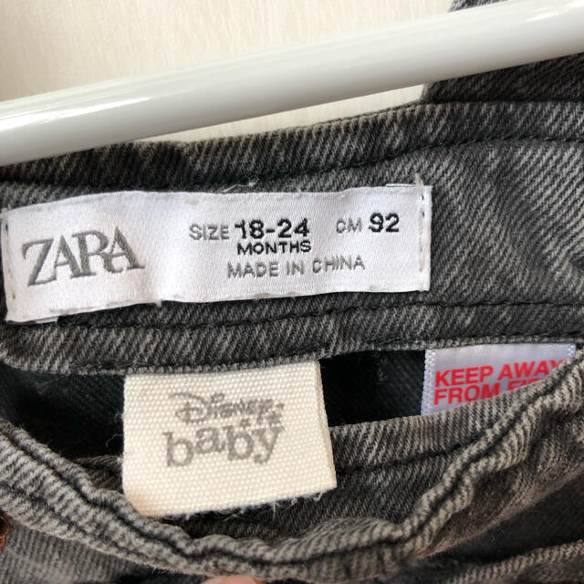 ZARA KIDS(ザラキッズ)のZARA baby  ミッキーデニムジャンパースカート キッズ/ベビー/マタニティのキッズ服女の子用(90cm~)(ワンピース)の商品写真