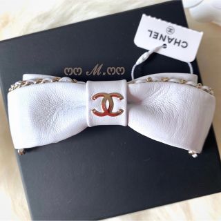 シャネル(CHANEL)のシャネル CHANEL 新品 ココマーク リボン レザー バレッタ 白 ホワイト(バレッタ/ヘアクリップ)