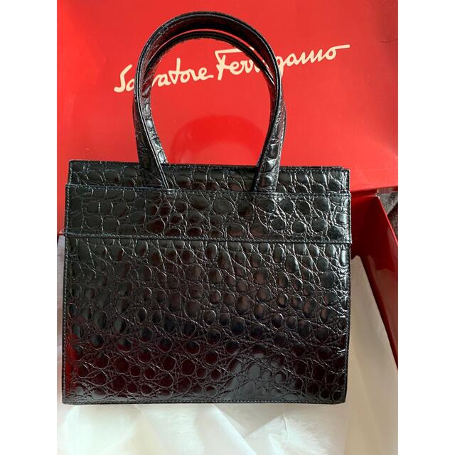 Salvatore Ferragamo(サルヴァトーレフェラガモ)の(桃様専用)2Way クロコ型押し 黒革 フェラガモ 美品 レディースのバッグ(ハンドバッグ)の商品写真