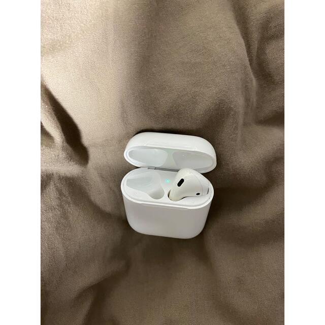 Apple(アップル)のApple AirPods 第一世代　純正　右耳+ケース スマホ/家電/カメラのオーディオ機器(ヘッドフォン/イヤフォン)の商品写真