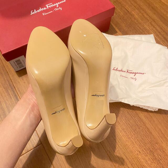 Salvatore Ferragamo(サルヴァトーレフェラガモ)の【未使用】フェラガモ Ferragamo パテントパンプス leo85 ベージュ レディースの靴/シューズ(ハイヒール/パンプス)の商品写真