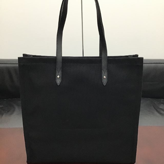 JIMMY CHOO(ジミーチュウ)の☆新品未使用☆　JIMMY CHOO　LOGO TOTE　人気のブラック！！ レディースのバッグ(トートバッグ)の商品写真