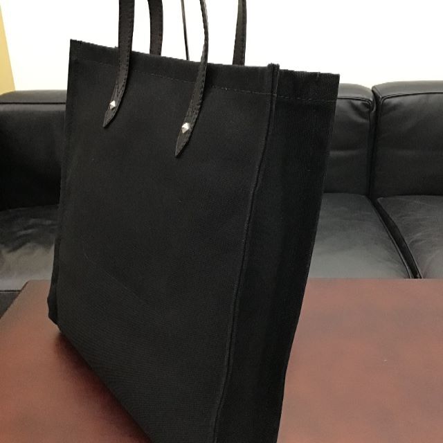 JIMMY CHOO(ジミーチュウ)の☆新品未使用☆　JIMMY CHOO　LOGO TOTE　人気のブラック！！ レディースのバッグ(トートバッグ)の商品写真