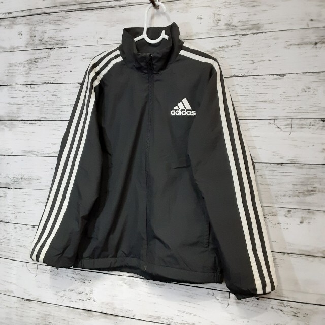 adidas(アディダス)の✨人気✨ adidas(アディダス) キッズ ウインドブレーカー 130 黒 キッズ/ベビー/マタニティのキッズ服男の子用(90cm~)(ジャケット/上着)の商品写真