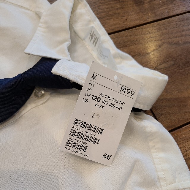 H&M(エイチアンドエム)の【新品‼】H&M ネクタイ付き 半袖　白シャツ　120cm キッズ/ベビー/マタニティのキッズ服男の子用(90cm~)(ドレス/フォーマル)の商品写真