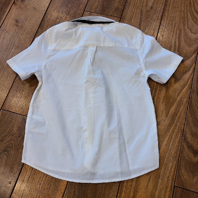 H&M(エイチアンドエム)の【新品‼】H&M ネクタイ付き 半袖　白シャツ　120cm キッズ/ベビー/マタニティのキッズ服男の子用(90cm~)(ドレス/フォーマル)の商品写真