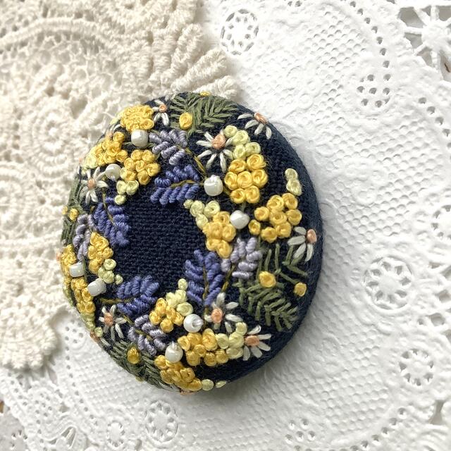 刺繍ブローチ/ ヘアゴム　ハンドメイド ハンドメイドのアクセサリー(コサージュ/ブローチ)の商品写真