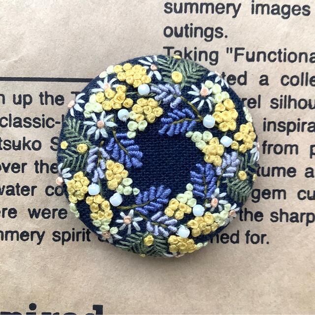 刺繍ブローチ/ ヘアゴム　ハンドメイド ハンドメイドのアクセサリー(コサージュ/ブローチ)の商品写真