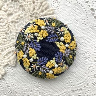 刺繍ブローチ/ ヘアゴム　ハンドメイド(コサージュ/ブローチ)