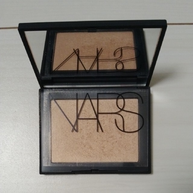 NARS(ナーズ)のNARS ハイライティングパウダー コスメ/美容のベースメイク/化粧品(フェイスカラー)の商品写真