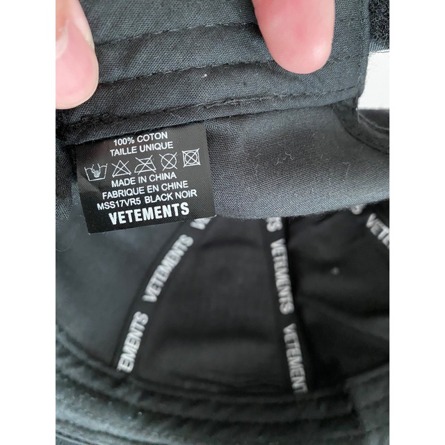 VETEMENTS Cap ヴェトモン キャップ メンズの帽子(キャップ)の商品写真