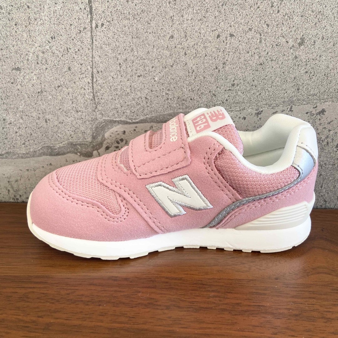 New Balance(ニューバランス)の【新品】14.5センチ ピーチピンク ニューバランス スニーカー キッズ キッズ/ベビー/マタニティのベビー靴/シューズ(~14cm)(スニーカー)の商品写真