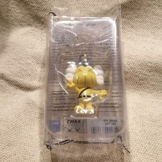 メディコムトイ(MEDICOM TOY)の【モミジさん専用】Kaws キーホルダー　ピーポくん　yellow(キーホルダー)