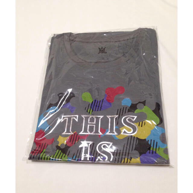 嵐(アラシ)のThis is 嵐 Tシャツ グレー エンタメ/ホビーのタレントグッズ(アイドルグッズ)の商品写真