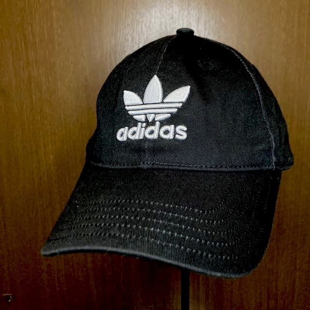 adidas(アディダス)の大人気 adidas originals アディダスオリジナルス キャップ 黒白 メンズの帽子(キャップ)の商品写真