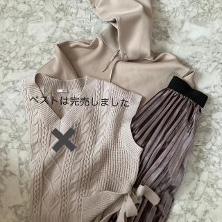 ユニクロ(UNIQLO)のレディース　くすみカラー　パーカー　プリーツスカート　まとめ売り(ベスト/ジレ)