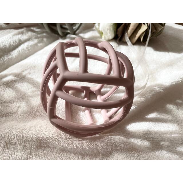 即納】ベビーシリコンボール(ダスティーピンク) baby 玩具 知育玩具の ...