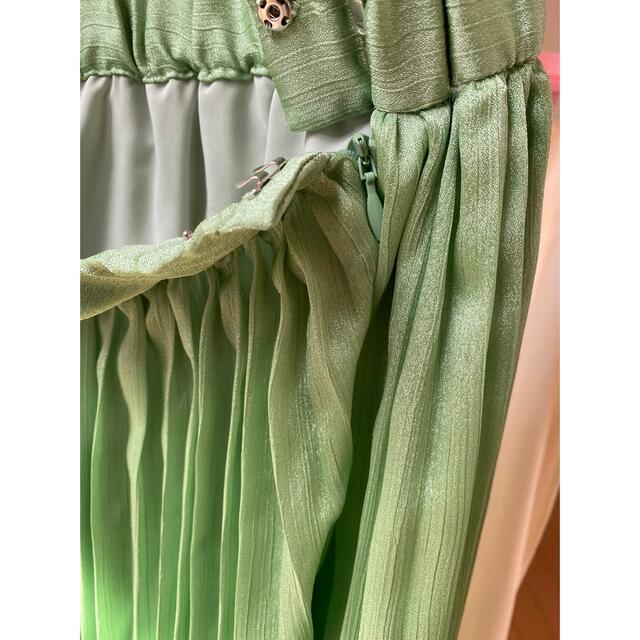 ROSE BUD(ローズバッド)の光沢感のあるグリーンのロングスカート レディースのスカート(ロングスカート)の商品写真
