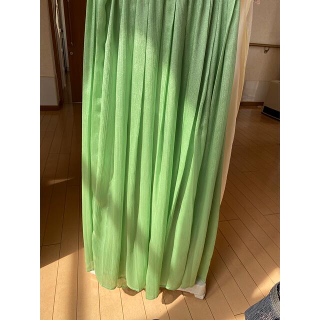 ROSE BUD(ローズバッド)の光沢感のあるグリーンのロングスカート レディースのスカート(ロングスカート)の商品写真