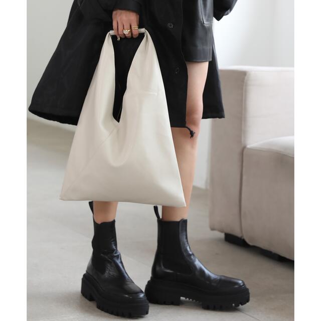 chuclla Triangle soft leather bag アイボリー レディースのバッグ(トートバッグ)の商品写真