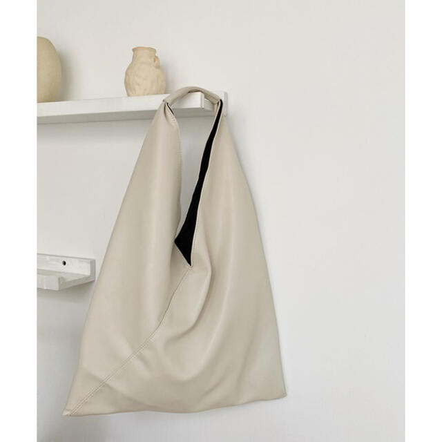 chuclla Triangle soft leather bag アイボリー レディースのバッグ(トートバッグ)の商品写真