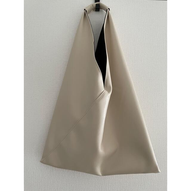 chuclla Triangle soft leather bag アイボリー レディースのバッグ(トートバッグ)の商品写真