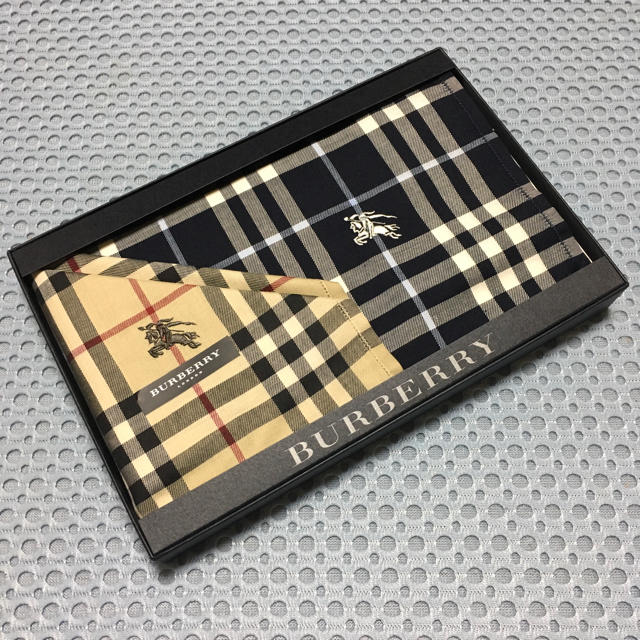 BURBERRY(バーバリー)の新品未使用 バーバリー ハンカチセット 箱付き メンズのファッション小物(ハンカチ/ポケットチーフ)の商品写真