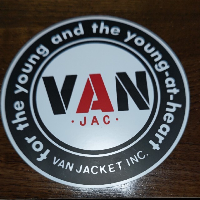 VAN Jacket(ヴァンヂャケット)のVAN ノベルティステッカー　丸版　17cm エンタメ/ホビーのコレクション(ノベルティグッズ)の商品写真