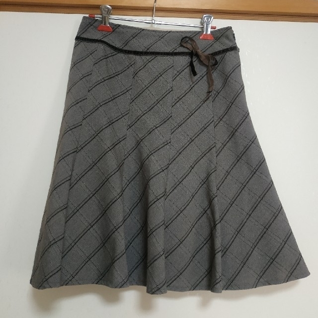 フレアスカート　グレージュカラー レディースのスカート(ひざ丈スカート)の商品写真