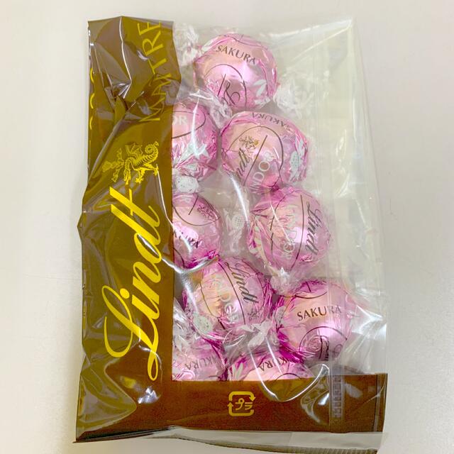 Lindt(リンツ)のLINDOR リンツ　リンドール　さくら　桜　直営店限定　10個 食品/飲料/酒の食品(菓子/デザート)の商品写真