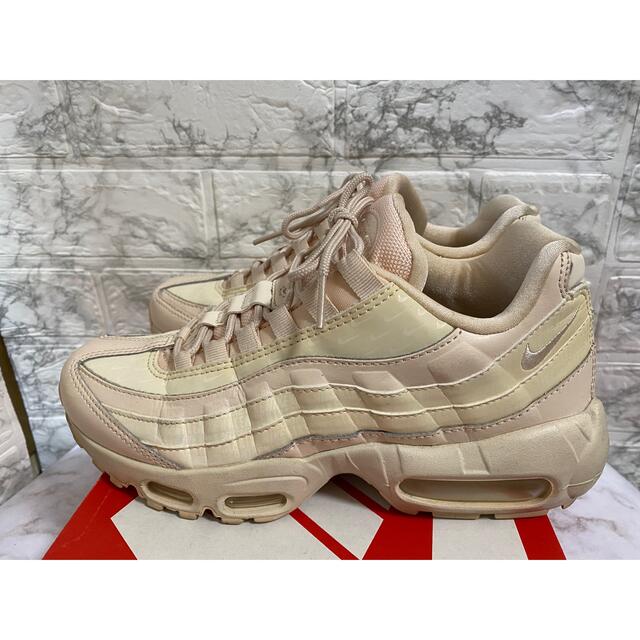 NIKE(ナイキ)のNIKE AIRMAX95LXピンクベージュ　エアマックスナイキリフレクター レディースの靴/シューズ(スニーカー)の商品写真