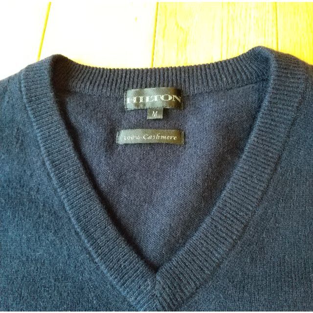 HILTON（ヒルトン）カシミヤ100％　Vネックセーター　紺 メンズのトップス(ニット/セーター)の商品写真